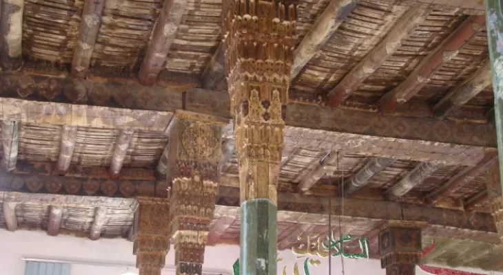 مسجدی با ستون‌های چوبی