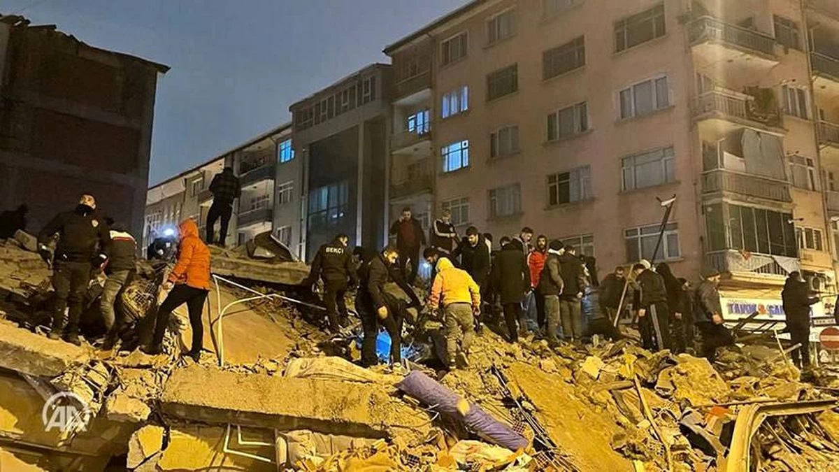 لحظه‌ی ریزش ساختمان ۸ طبقه در زلزله ترکیه