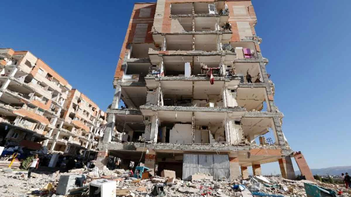 فیلم/ریزش کنترل شده ساختمان های آسیب دیده پس از زلزله