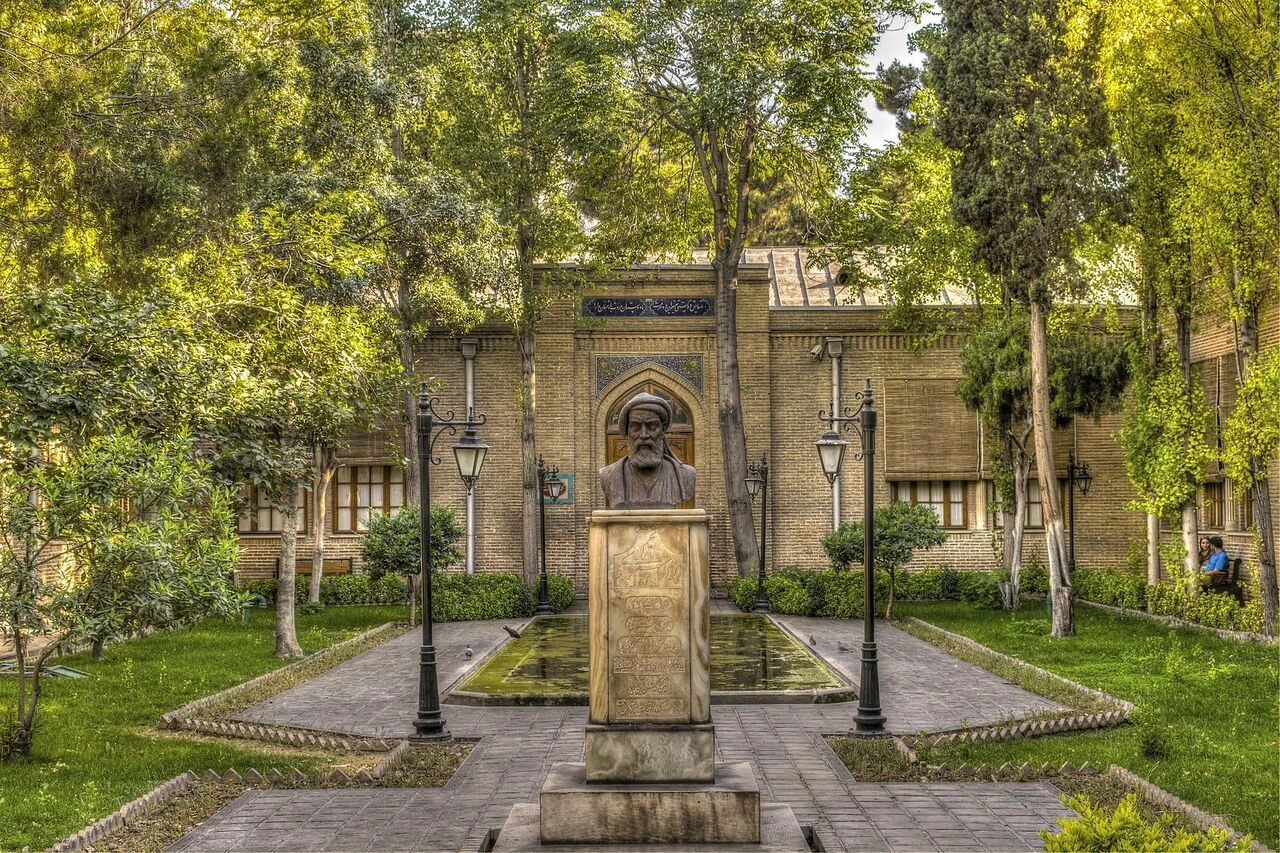 خانه موزه مقدم و باغ موزه نگارستان در کدام منطقه تهران قرار دارد؟