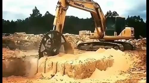 برش سنگ در معدن با بیل مکانیکی کوماتسو