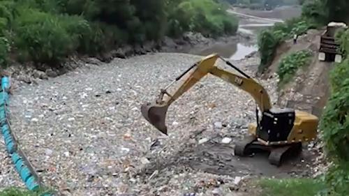  پاکسازی رودخانه پر از زباله