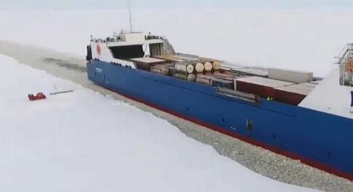 ویدیو/ پرش کاپیتان بندر بر روی یک کشتی در حال حرکت